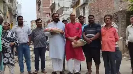 बेतिया: तीन लालटेन चौक पर पुलिया निर्माण के बाद स्थानीय लोगों ने पार्षद रोहित को बुके देकर किया सम्मानित