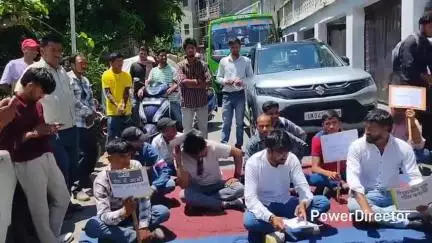 ओखलकांडा: लंबे समय से रिखाकोट पुल ना बनने के कारण ग्रामीणों ने खनस्यूँ बाजार में किया चक्का जाम, लगा लंबा जाम