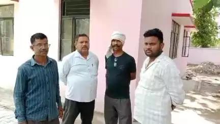 लखीमपुर: गोला रोड़ स्थित पंडित दीनदयाल विद्यालय के पास तेज रफ्तार ट्रक ने बाइक में मारी टक्कर, हादसे में बाइक सवार की हुई मौत