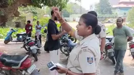 ସୁନ୍ଦରଗଡ ସହର: ଟାଉନ ପୋଲିସ ଦ୍ବାରା NTPC  ମେଡିକାଲ କଲେଜ ଆଣ୍ଡ ହସ୍ପିଟାଲ ରୋଡରୁ ଡ୍ରଙ୍କ ଆଣ୍ଡ ଡ୍ରାଇଭ୍ ମାମଲାରେ  ଅଟକ ଥିବା ଚାଳକ ବେଲ ବଣ୍ଡରେ ମୁକୁଳିଲେ