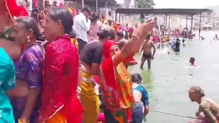 पुष्कर: निर्जला एकादशी पर हजारों श्रद्धालुओं ने पुष्कर सरोवर में आस्था की डुबकी लगाई, देवमंदिरों व बाजार में उमड़ा जन सैलाब
