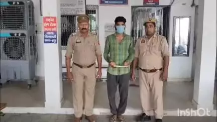 गढ़मुक्तेश्वर: गांव धनपुरा पुलिया के पास पुलिस ने युवती पर धारदार हथियार से जानलेवा हमला करने वाले फरार अभियुक्त को किया गिरफ्तार