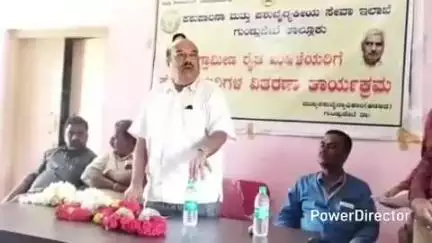 ಗುಂಡ್ಲುಪೇಟೆ: ಪಟ್ಟಣದಲ್ಲಿ 90 ಮಂದಿಗೆ ಗಿರಿರಾಜ ಕೋಳಿ ವಿತರಿಸಿದ ಪಶು ಇಲಾಖೆ
