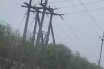 देवरी: मिट्टी उठा रहा नगर परिषद का ट्रैक्टर ट्रॉली बिजली के खंभे से टकराया, ड्राइवर घायल