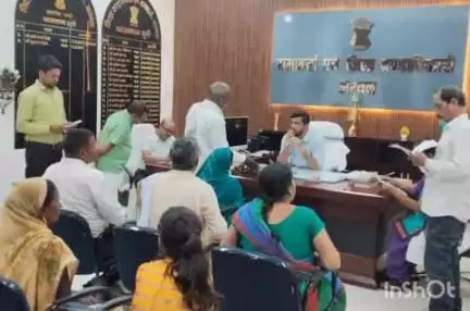 अरवल: समाहरणालय सभा कक्ष में जनता दरबार आयोजित, डीएम ने 33 मामलों की सुनवाई कर त्वरित कार्रवाई के निर्देश दिए