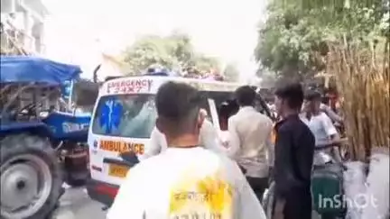 दातागंज: हजरतपुर चौराहे पर कलश यात्रा के दौरान लगा जाम, जाम में मरीज को ले जाती एंबुलेंस फंसी, वीडियो हुआ वायरल