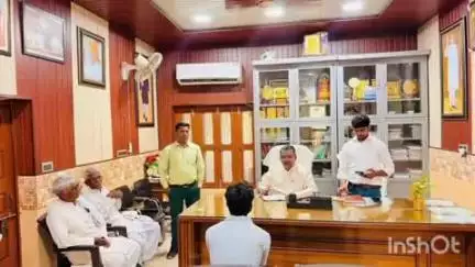 डिबाई: डिबाई विधायक सीपी सिंह ने अपने कैम्प कार्यालय पर जनता की जनसमस्याएं सुनीं, अधिकारियों को दिए दिशा निर्देश