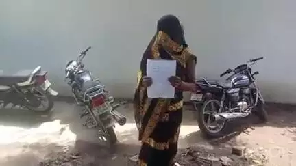 धौरहरा: ऐरा गांव के दबंगों ने खेत जा रही महिला के साथ छेड़छाड़ कर जमकर की पिटाई, पीड़िता ने पुलिस से की शिकायत