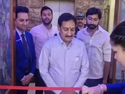 सुंदर नगर: पूर्व CPS सोहन लाल ठाकुर ने वर्मा ज्वेलर्स की ज्वेलरी प्रदर्शनी का रिबन काटकर शुभारंभ किया