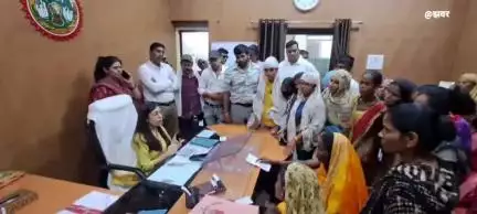खंडवा नगर: शिवराज नगर में पेयजल समस्या को लेकर महिलाओं और नेता प्रतिपक्ष ने किया हंगामा