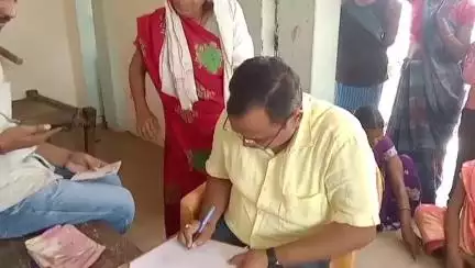 पिंड्रा: वाराणसी के सिरिस्ती गांव में कोटेदार पर कम अनाज देने का आरोप, शिकायत पर अधिकारी पहुंचे और जांच का दिया निर्देश
