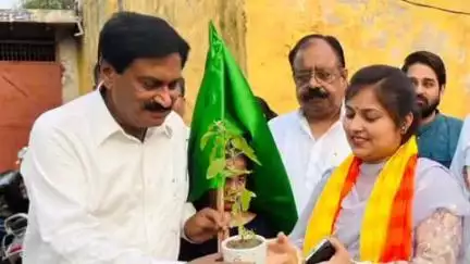 खुर्जा: विश्व पर्यावरण दिवस पर तिलक पार्क से निकली जागरूकता रैली, विधायक और चेयरपर्सन ने दिखाई हरी झंडी