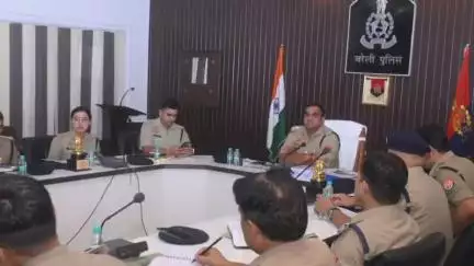बरेली: वरिष्ठ पुलिस अधीक्षक ने अपराध गोष्ठी में की समीक्षा, उत्कृष्ट कार्य करने वाले पुलिस अधिकारियों को सम्मानित किया