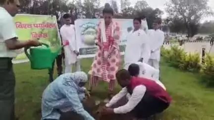 गुमला: उपायुक्त ने पर्यावरण संरक्षण का संदेश देते हुए समाहरणालय परिसर में किया पौधारोपण
