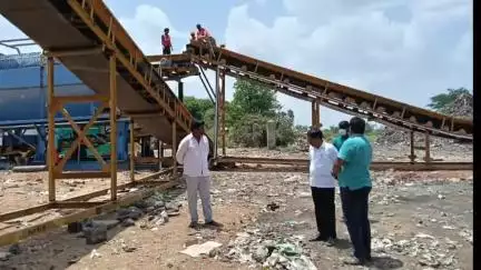 పలమనేరు: కంపోస్ట్ యార్డ్ నందు లెగసీ వేస్ట్ తొలగింపు యంత్రాల సామర్థ్యాన్ని పరిశీలించిన మున్సిపల్ కమీషనర్ రమణారెడ్డి