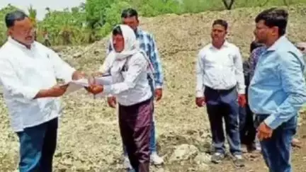 जावरा: जनपद सीईओ ने बनवाड़ा ग्राम पंचायत क्षेत्र का किया निरीक्षण, धांधली होने से पहले पकड़ी गड़बड़ी