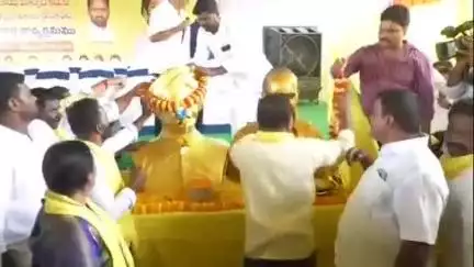 రాప్తాడు: కక్కలపల్లి టమోటా మండి మార్కెట్ వద్ద రాప్తాడు నూతన మార్కెట్ చైర్మన్ గా ప్రమాణస్వీకారం చేసిన సుధాకర్ చౌదరి