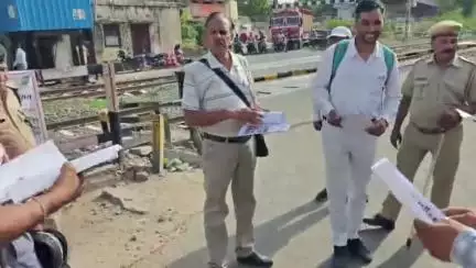 अजमेर में समपार फाटकों पर सड़क उपयोगकर्ताओं को संरक्षा  के प्रति जागरूक करने के लिए अभियान चलाया