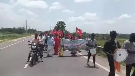 ಮಳವಳ್ಳಿ: ತಾಲ್ಲೂಕಿನ ಗುಳ್ಳಗಟ್ಟ ಗ್ರಾಮಸ್ಥರಿಂದ ಪಟ್ಟಣದ ವರೆಗೆ ಪಾದಯಾತ್ರೆ ಗುಂಡಿಬಿದ್ದ ರಸ್ತೆ ರಿಪೇರಿಗೆ ಆಗ್ರಹ #localissue