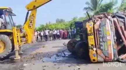 అశ్వారావుపేట: అశ్వారావుపేట మండలం నారావారి గూడెం సమీపంలో బొగ్గు లారీని ఢీకొన్న డీసీఎం లారీ, డ్రైవర్ కు గాయాలు