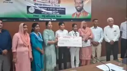 कैथल: लिंगानुपात सुधार में कैलरम और जाखोली अव्वल, डीसी प्रीति ने दसवीं की टॉपर्स बेटियों को किया सम्मानित