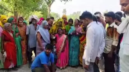 खागा: एकारी गांव में युवक का शव आम के पेड़ में फांसी के फंदे में लटका मिला, युवक खागा का निवासी है, थरियांव का मामला