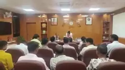 गुमला: डीसी ने ज़िला निर्वाचन कार्यों की समीक्षा बैठक का आयोजन कार्यालय परिसर में किया