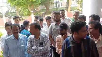 ଢେଙ୍କାନାଳ ସଦର: ଜିଲ୍ଲାପାଳଙ୍କ କାର୍ଯ୍ୟାଳୟରେ ବଣିଆପଡ଼ା ଗ୍ରାମବାସୀ, ରାସ୍ତା ସମସ୍ୟା ନେଇ ଜିଲ୍ଲାପାଳଙ୍କୁ ଅଭିଯୋଗ #jansamasya