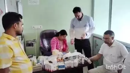 संडीला: सण्डीला के मेडिकल केयर हॉस्पिटल में अवैध रूप से चल रहे मेडिकल स्टोर पर औषधि विभाग के अधिकारियों ने मारा छापा