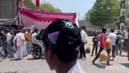 नजीबाबाद: विश्व हिंदू परिषद बजरंग दल ने रेलवे स्टेशन पर किया शरबत वितरण