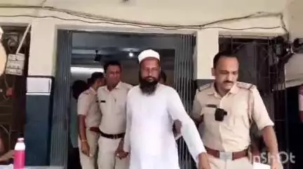 বনগাঁ: গাড়াপোতা ও পাইকপাড়ায় হানা দিয়ে তিন বাংলাদেশি মহিলা ও চার ভারতীয় দালাকে গ্রেফতার করল বনগাঁ থানার পুলিশ