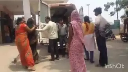 देेेवरिया: सिरसिया के पास ई-रिक्शा से टकराई बाइक, बाइक सवार घायल, ई-रिक्शा पर सवार लोग बाल-बाल बचे
