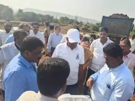 యుద్ధ ప్రాతిపదికన గండ్లను పూడ్చి వేయించాలి: జి కొండూరులో అధికారులకు జిల్లా కలెక్టర్ లక్ష్మీశ ఆదేశం