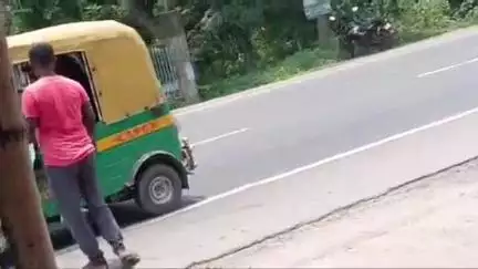 দেগঙ্গা: মায়ের সাথে বেড়াতে এসে বেড়াচাঁপা বাজার থেকে নিখোঁজ হয়ে গেল এক কিশোরী, থানায় নিখোঁজ ডায়েরি করেছেন মা