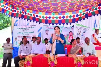 చెన్నారావుపేట: అమినబాదులో సమగ్ర వ్యవసాయ విధానంద్వారా అధిక లాభాలు అన్నారు జిల్లా కలెక్టర్