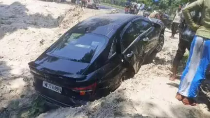 গোয়ালপোখর ২: চাকুলিয়া থানার মজলিশপুর মোড় এলাকায় জাতীয় সড়কে নিয়ন্ত্রণ হারিয়ে রাস্তার ধারে নেমে গেলো ছোট্ট চার চাকা গাড়ি