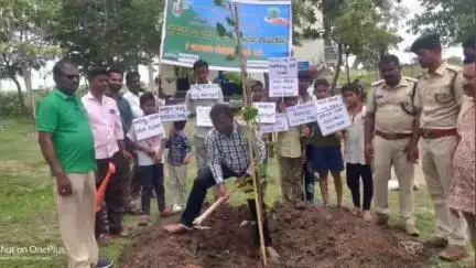 ಯಲಬರ್ಗ: ವಲಯ ಅರಣ್ಯಾಧಿಕಾರಿಗಳ ಕಚೇರಿಯಲ್ಲಿ ವಿಶ್ವ ಪರಿಸರ ದಿನಾಚರಣೆ ಸಸಿ ನೆಟ್ಟ ಅಧಿಕಾರಿಗಳು
