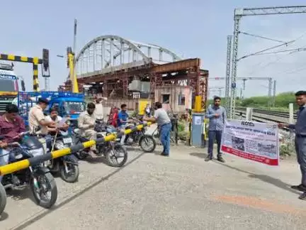 अजमेर में समपार फाटकों पर सड़क उपयोगकर्ताओं को संरक्षा  के प्रति जागरूक करने के लिए अभियान चलाया