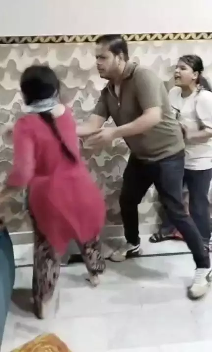 यूपी के मेरठ में पत्नी ने पति को उसकी प्रेमिका के साथ रंगे हाथ पकड़ा, जमकर चले लात-घूंसे 
Source: meerutnews
