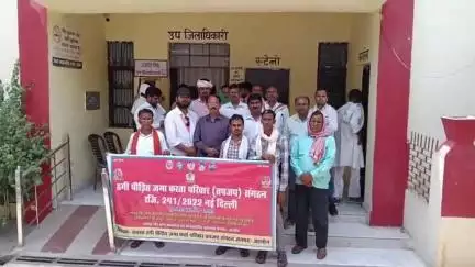 कौंच: कोंच तहसील परिसर में चिटफंड कंपनियों के निवेशकों व एजेंटों ने भुगतान की उठाई मांग, एसडीएम को सौंपा ज्ञापन