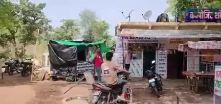 ललितपुर: रिलायंस पेट्रोल पंप के पास अंग्रेजी शराब की दुकान के बगल में रखे लकड़ी के खोखे में लगी आग, लाखों रुपये का सामान जलकर खाक