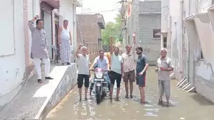 रतनगढ़: रतनगढ़ में पानी की निकासी की समस्या से परेशान वार्ड वासियों ने किया प्रदर्शन#jansamasya