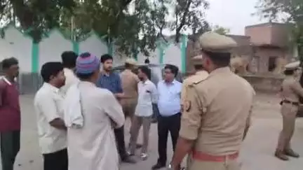 कन्नौज जनपद के सिकंदरपुर में ईदगाह पर पुलिस अधिकारियों ने मुश्लिम समाज के लोगो के साथ बैठक  कर ईद पर्व शांति की अपील की।