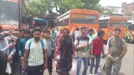 मथुरा: पुराना बस स्टैंड: बस न मिलने से गुस्साए यात्रियों ने किया प्रदर्शन #jansamasya