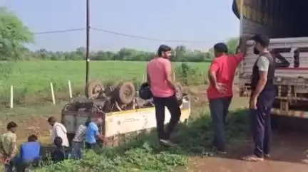 सिहोरा: नेशनल हाईवे 30 पहरेवा के पास नींद के झोंके से पलटा ट्रक, चालक ने कूदकर बचाई जान
