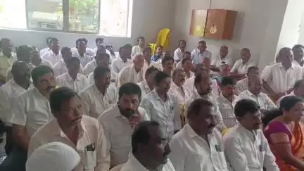 గిద్దలూరు: విద్యుత్ శాఖ మంత్రి పర్యటన విజయవంతం చేయాలని కార్యకర్తలతో సమావేశం నిర్వహించిన గిద్దలూరు ఎమ్మెల్యే అశోక్ రెడ్డి
