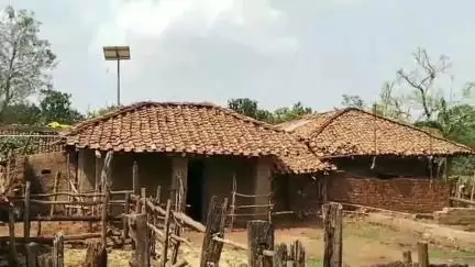 बजाग: ईमलीटोला अम्हादादर गांव में बिजली की समस्या से ग्रामीण परेशान, अंधेरे में रहने को मजबूर, प्रशासन से गुहार