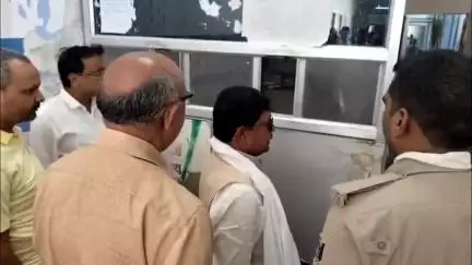 औरंगाबाद: राज्य अनुसूचित जाति जनजाति आयोग के सदस्य एवं कुटुंबा के पूर्व विधायक ललन भुइयां ने किया सदर अस्पताल का निरीक्षण