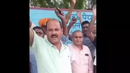 कसिया: नदवा विशुनपुरा में जल निगम (ग्रामीण) के खिलाफ ग्रामीणों ने प्रदर्शन कर खोला पोल, विभाग के दावे को किया खारिज