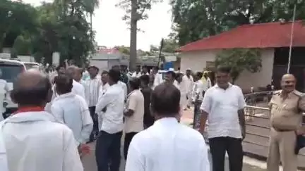 सौसर: कांग्रेस विधायक का आरोप- पुलिस संरक्षण में चल रहा जुआ-सट्टा, सौसर में कांग्रेसियों का प्रदर्शन